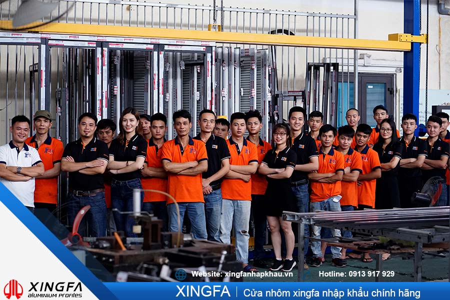 Tập Thể Cán bộ và Nhân viên Sản xuất của nhà máy cửa nhôm Xingfa chính hãng